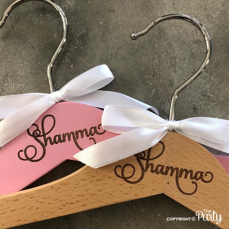 Set of 4 children's engraved wooden hangers – The Party, Dubai