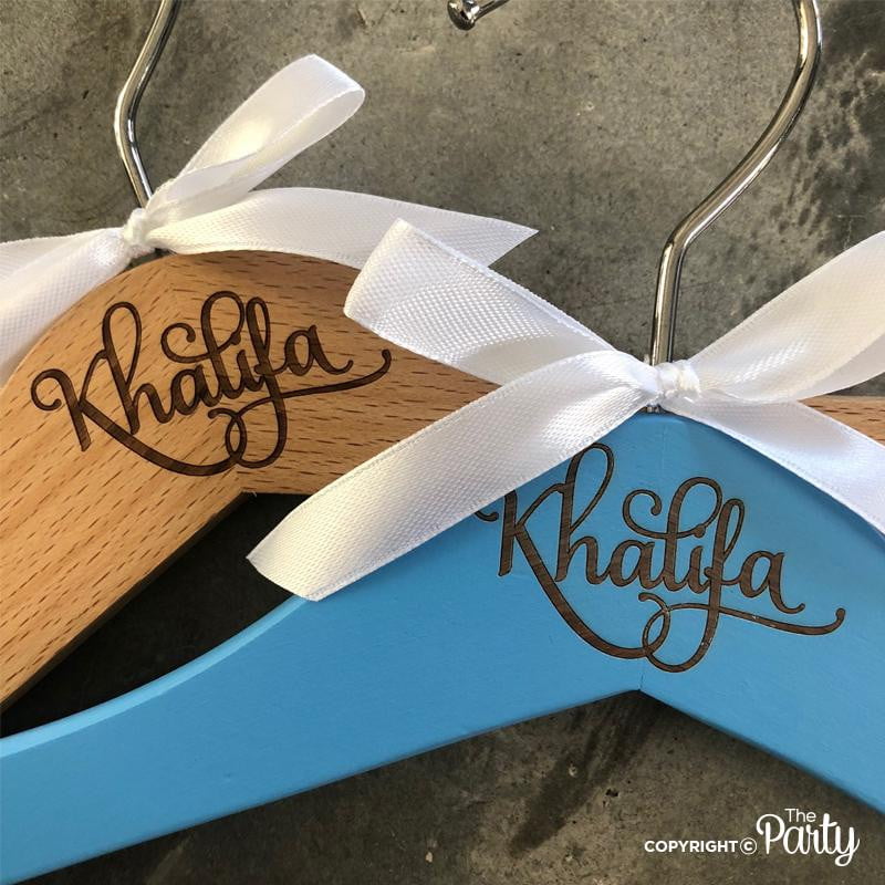 Set of 4 children's engraved wooden hangers – The Party, Dubai