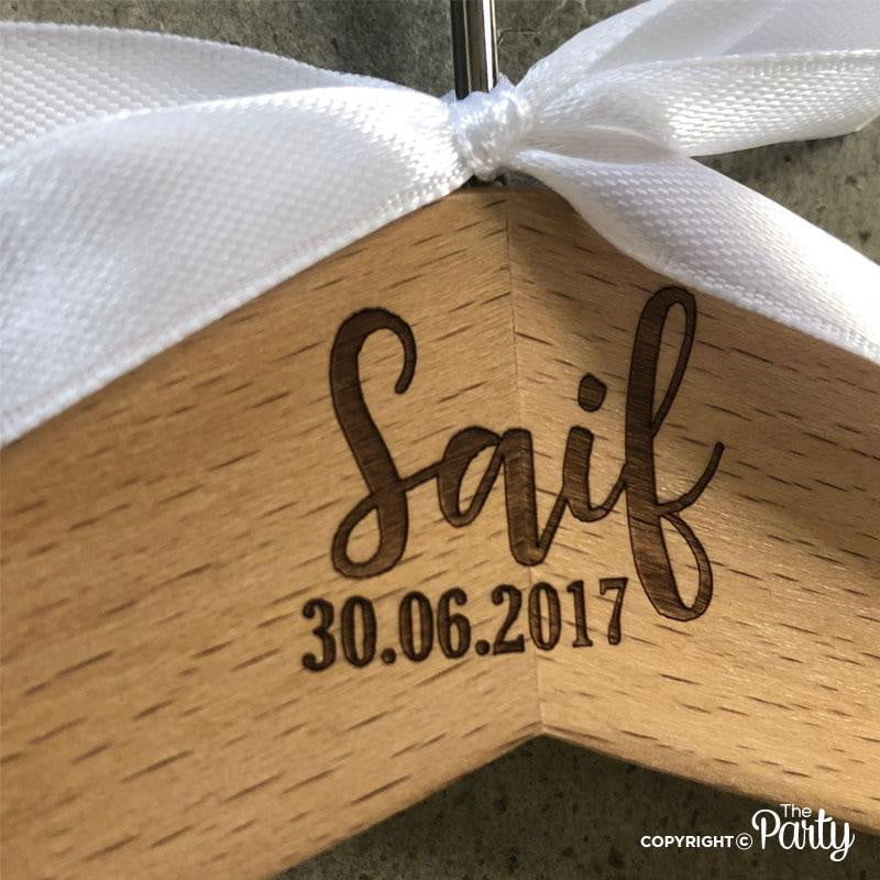 Set of 4 children's engraved wooden hangers – The Party, Dubai