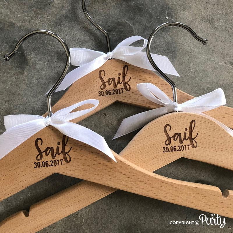 Set of 4 children's engraved wooden hangers – The Party, Dubai
