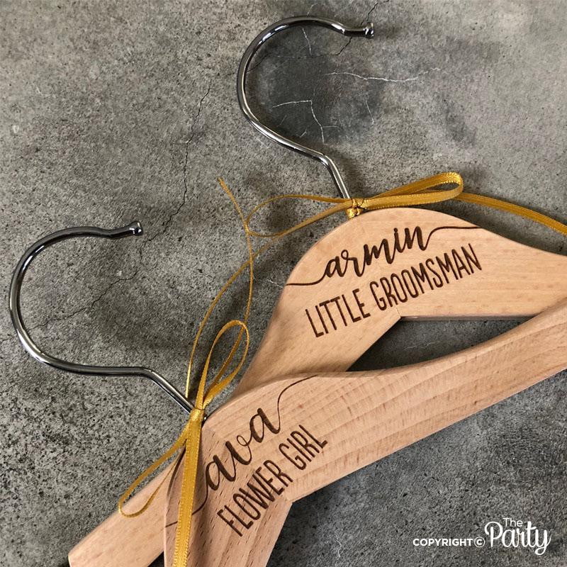 Set of 4 children's engraved wooden hangers – The Party, Dubai